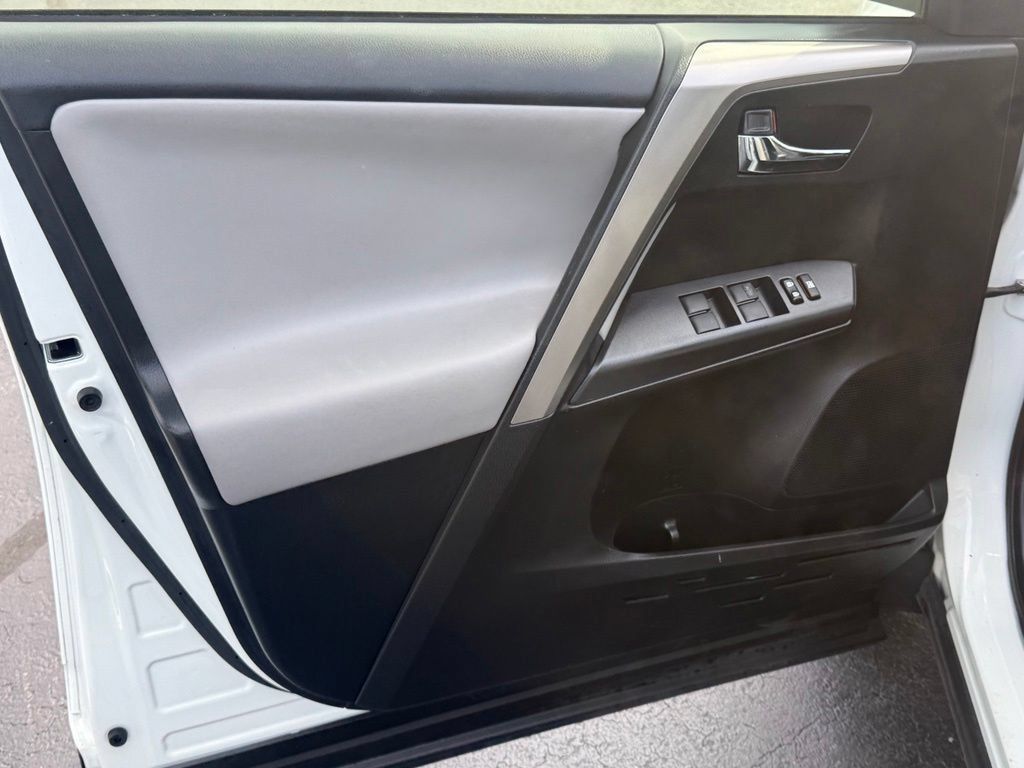 Certified 2018 Toyota RAV4 XLE AWD/4WD image 13