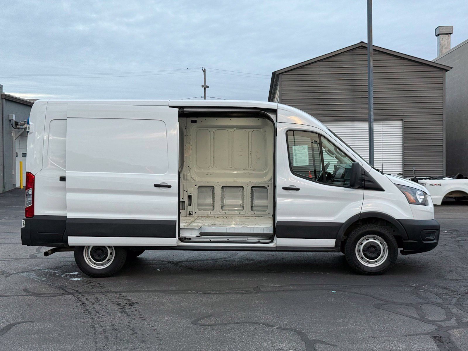 Used 2025 Ford Transit 250 148 Medium Roof RWD image 32