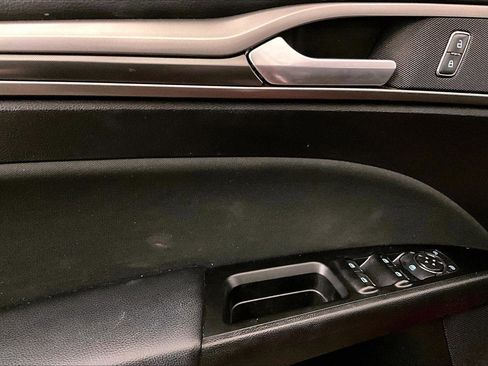 Used 2017 Ford Fusion SE w/ Equipment Group 201A image 22