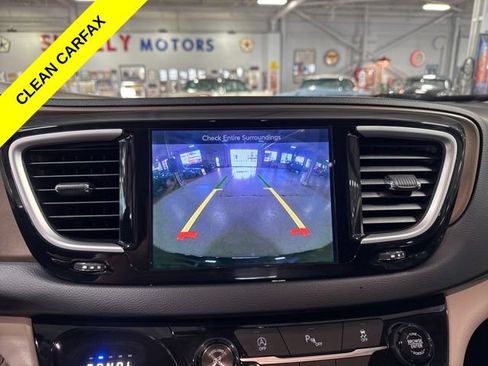 Used 2017 Chrysler Pacifica Touring-L w/ Tire & Wheel Group FWD image 19