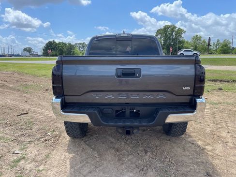 Used 2019 Toyota Tacoma TRD Off-Road image 6