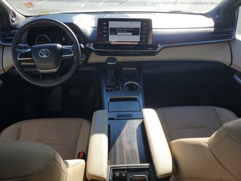 Used 2024 Toyota Sienna Limited image 14