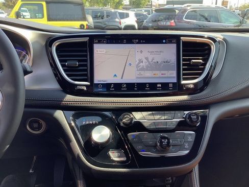 Used 2024 Chrysler Pacifica Pinnacle image 17