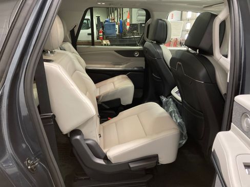 Used 2026 Lincoln Navigator L Reserve AWD/4WD image 7