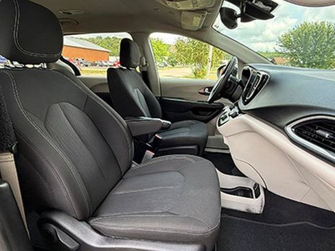 Used 2023 Chrysler Voyager LX FWD image 17