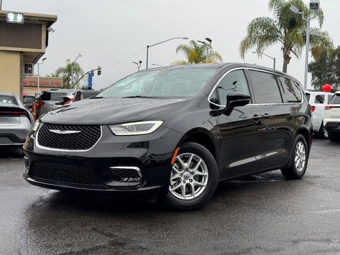 Used 2024 Chrysler Pacifica Touring-L image 2