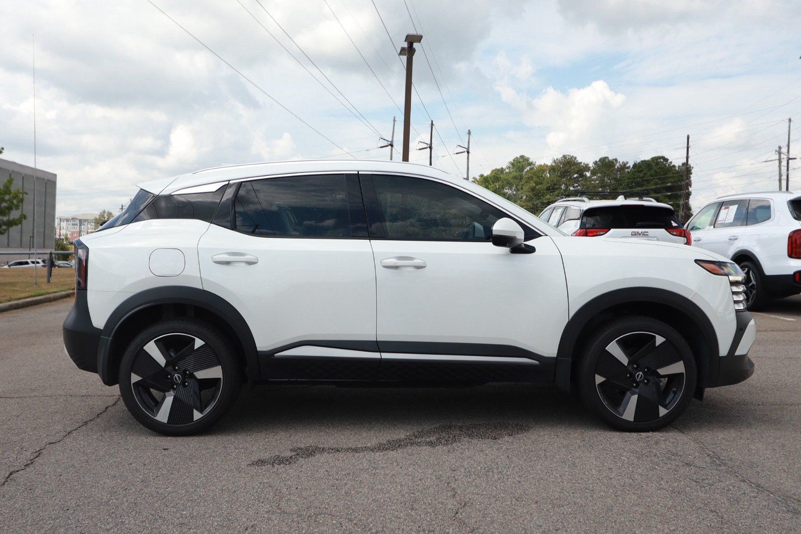 Used 2025 Nissan Kicks SR w/ Interior Electronics Package FWD image 6