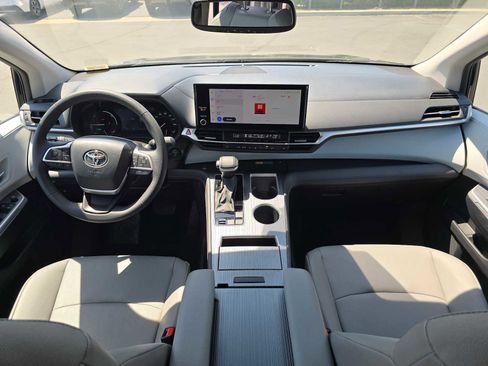 Certified 2025 Toyota Sienna XLE FWD image 22