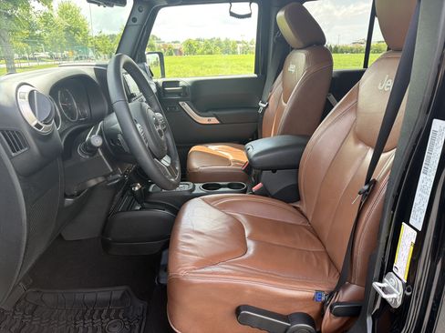 Used 2018 Jeep Wrangler Unlimited Sahara w/ Connectivity Group AWD/4WD image 26