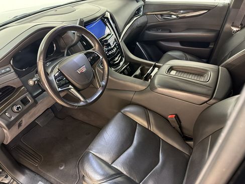 Used 2020 Cadillac Escalade Platinum RWD image 4