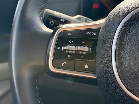 Used 2025 Kia Carnival image 18
