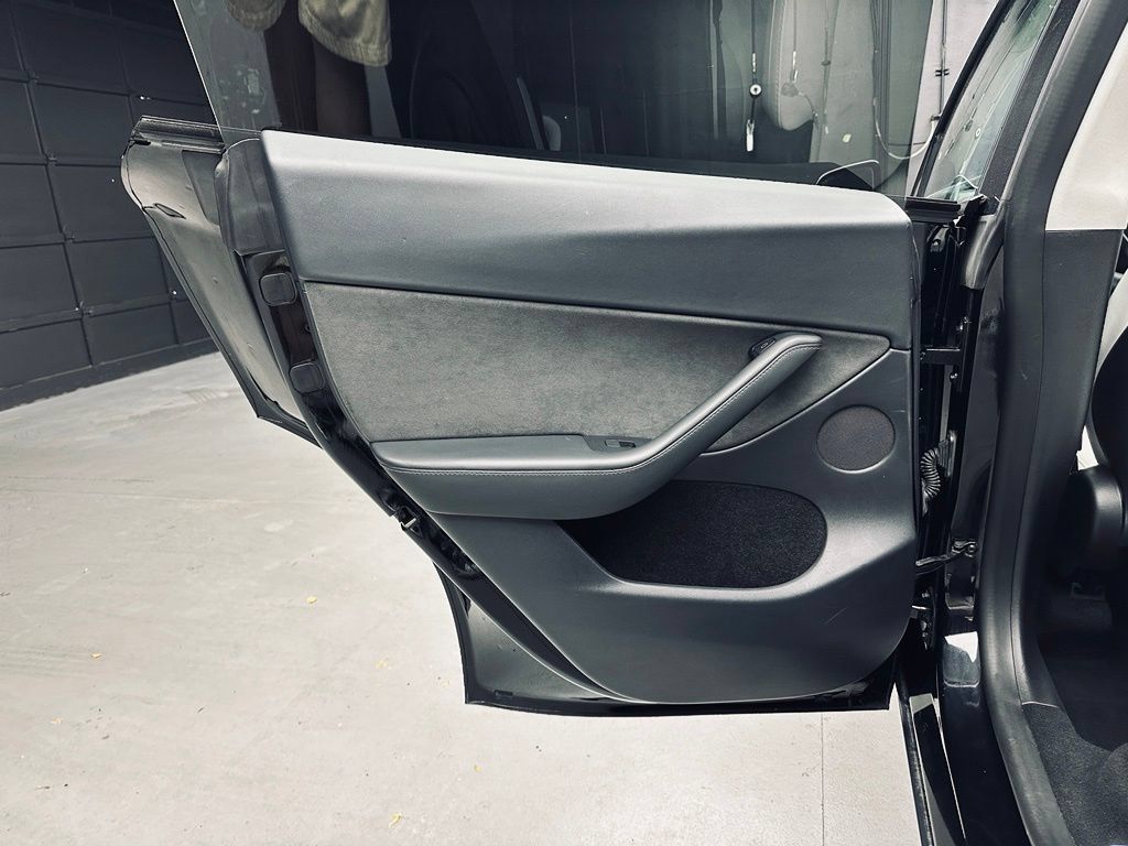 Used 2023 Tesla Model Y Long Range AWD/4WD image 39