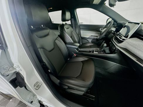 Used 2025 Jeep Compass Latitude image 29