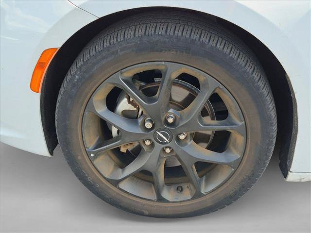 Used 2024 Chrysler Pacifica Touring-L w/ S Appearance Package FWD image 10