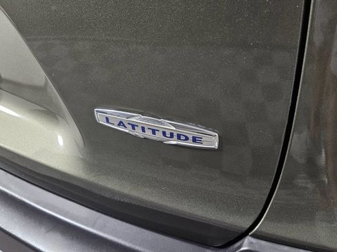 Used 2021 Jeep Cherokee Latitude FWD image 3