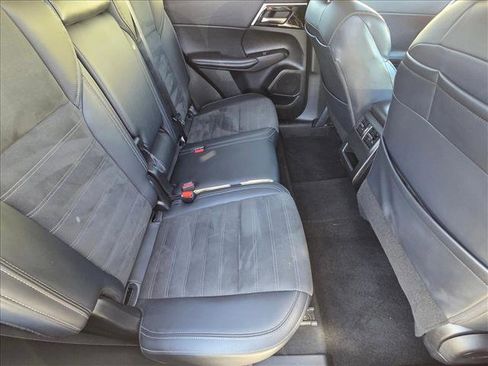 Used 2024 Mitsubishi Outlander SE image 19