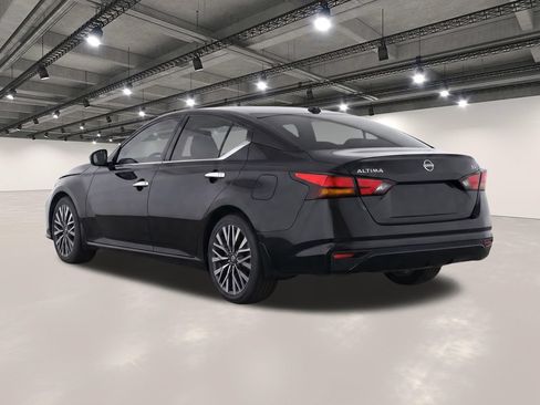 Used 2024 Nissan Altima 2.5 SV FWD image 3