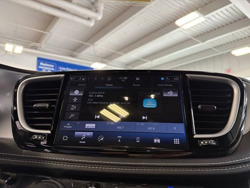 Used 2026 Chrysler Pacifica Limited w/ S Appearance Package FWD image 13