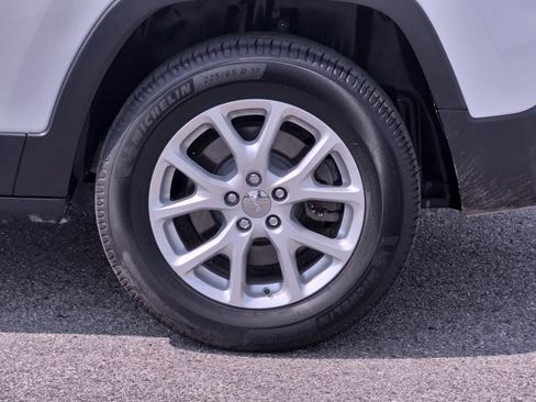 Used 2015 Jeep Cherokee Latitude w/ Cold Weather Group AWD/4WD image 14