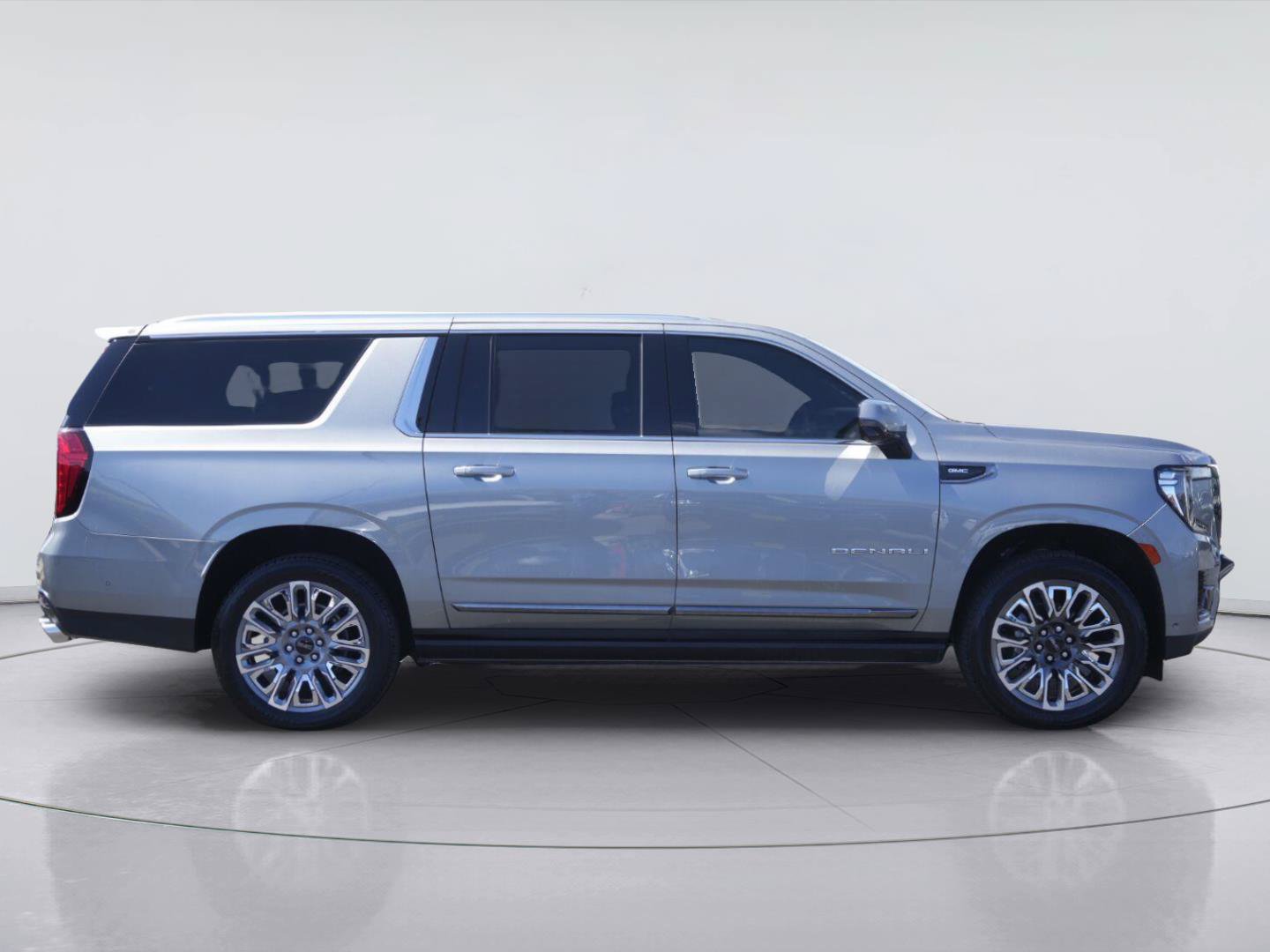 Used 2023 GMC Yukon XL Denali Ultimate w/ LPO, Floor Liner Package AWD/4WD image 5