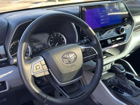 Certified 2024 Toyota Highlander XLE image 23
