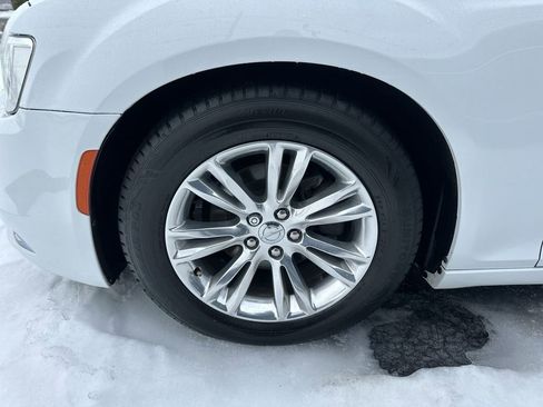 Used 2019 Chrysler 300 Touring w/ Driver Convenience Group image 2