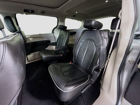 Used 2024 Chrysler Pacifica Limited image 25