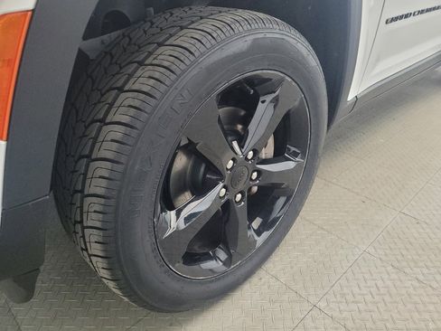 Used 2023 Jeep Grand Cherokee Altitude AWD/4WD image 31