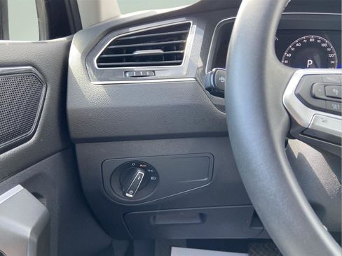 Used 2023 Volkswagen Tiguan SE AWD/4WD image 18