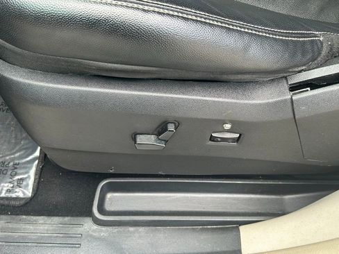 Used 2013 Chrysler Town & Country Touring image 17