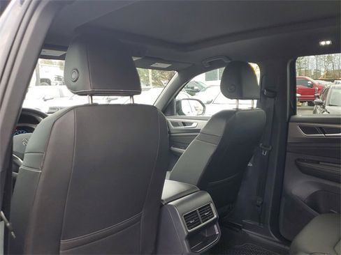 Certified 2025 Volkswagen Atlas Cross Sport SE w/ Panoramic Sunroof Package image 11