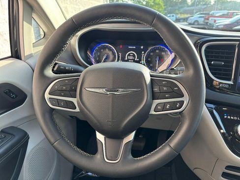 Used 2024 Chrysler Pacifica Touring-L FWD image 16