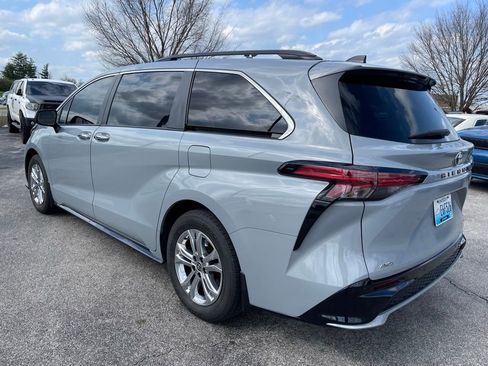 Used 2023 Toyota Sienna XSE image 4