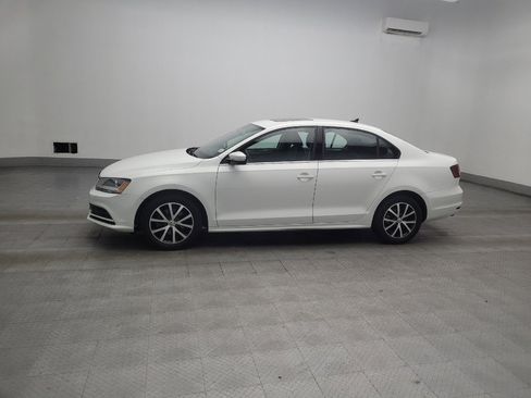 Used 2018 Volkswagen Jetta SE FWD image 2