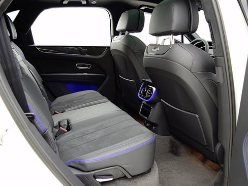 New 2025 Bentley Bentayga image 37