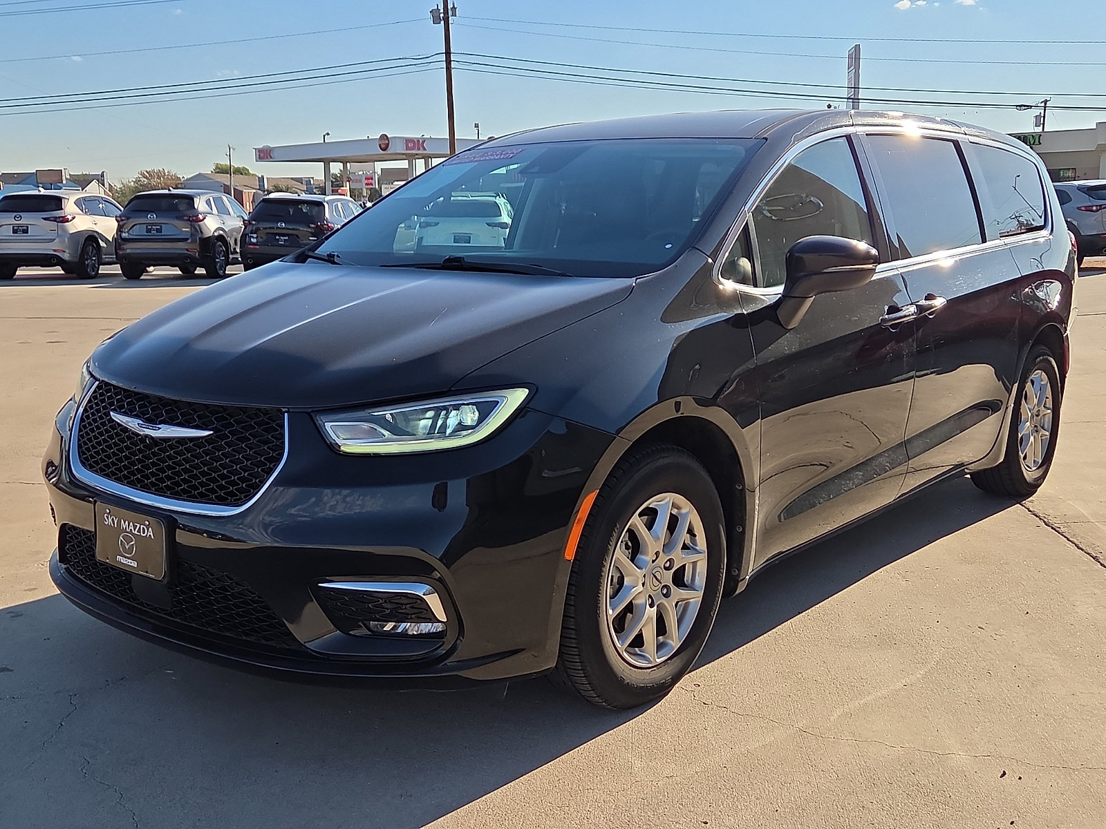 Used 2023 Chrysler Pacifica Touring-L FWD image 2
