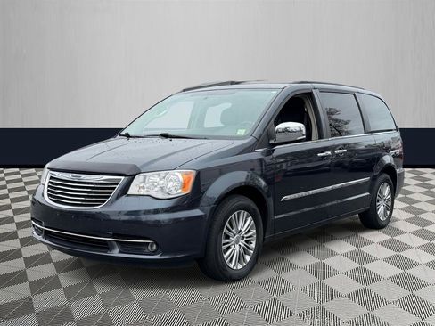 Used 2013 Chrysler Town & Country Touring-L w/ Driver Convenience Group image 2