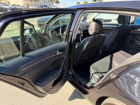 Used 2019 Volkswagen e-Golf SEL Premium image 45