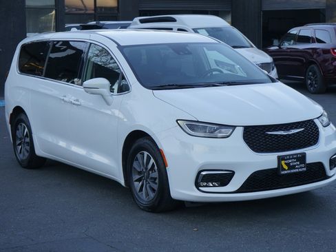 Used 2022 Chrysler Pacifica Touring-L w/ Uconnect Theater Family Group image 7