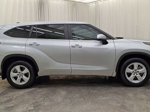 Used 2023 Toyota Highlander LE image 4