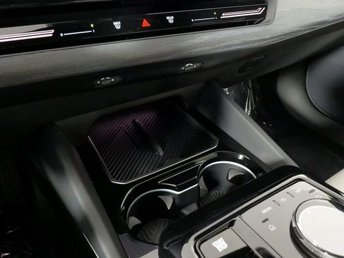 Used 2024 BMW 530i xDrive image 60