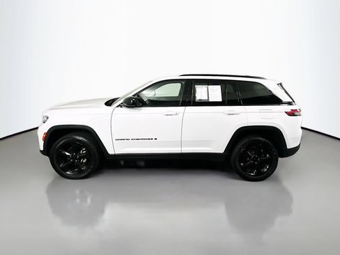 Used 2023 Jeep Grand Cherokee Altitude AWD/4WD image 4