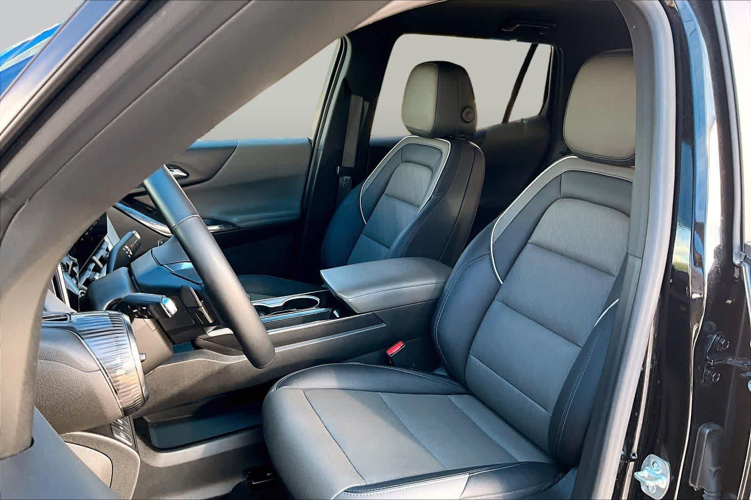 Used 2025 Chevrolet Equinox LT w/ Convenience Package II FWD image 8