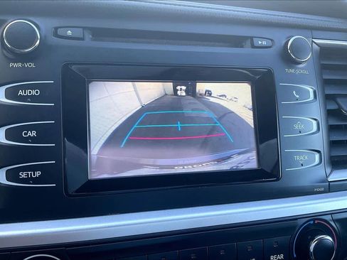 Used 2015 Toyota Highlander LE image 25