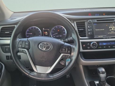 Used 2018 Toyota Highlander Plus FWD image 12