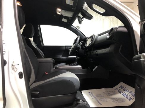 Used 2022 Toyota Tacoma TRD Sport image 12