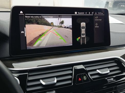 Used 2021 BMW 530e xDrive w/ M Sport Package image 17