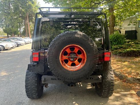 Used 2015 Jeep Wrangler Unlimited Sahara AWD/4WD image 4