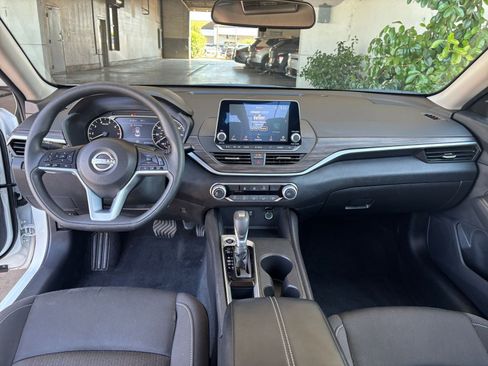 Used 2025 Nissan Altima 2.5 SV FWD image 34