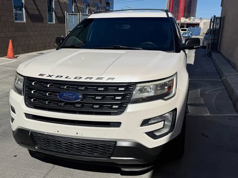 Used 2017 Ford Explorer XLT w/ Equipment Group 202A AWD/4WD image 9